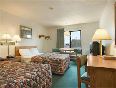 Super 8 Wichita East Kellogg Hotel Room photo